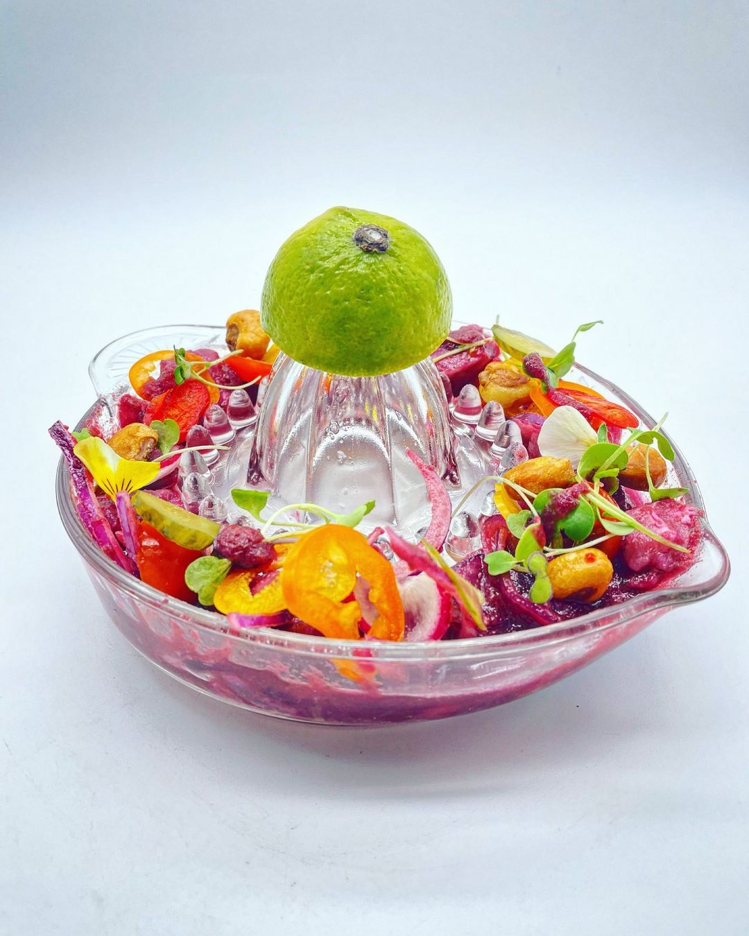 Este ceviche fresco y delicioso combina el sabor suave del atún con la frescura de los quicos (maíz tostado) y la cebolla encurtida. El atún crudo se corta en pequeños cubos y se marina con jugo de limón y naranja, lo que realza su sabor. Luego, se mezcla con pepino, tomate, mango y cebolla morada para agregar textura y dulzura. El cilantro fresco y la sal y pimienta al gusto completan esta vibrante mezcla. Sirve este ceviche sobre tostadas de maíz orgánico y acompáñalo con aguacate para una experiencia deliciosa y saludable