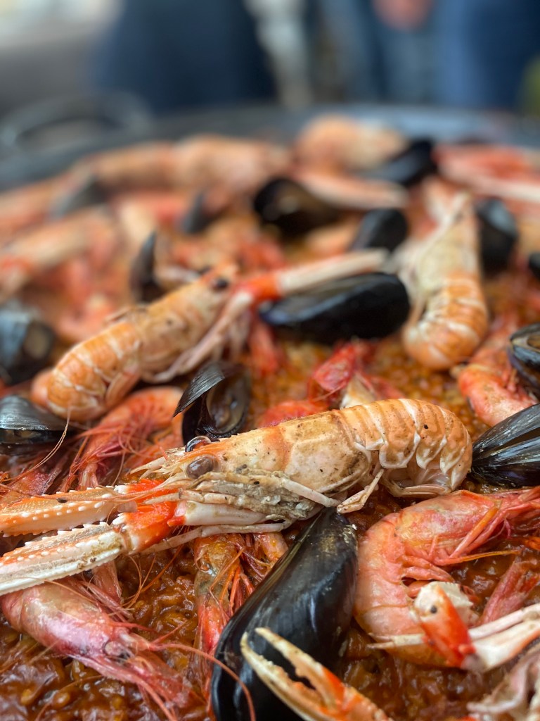 Paella valenciana cargada de gamba roja, mejillones y cigala, cocinada por el chef Jose Cuesta. Esta imagen contiene derechos de autor.